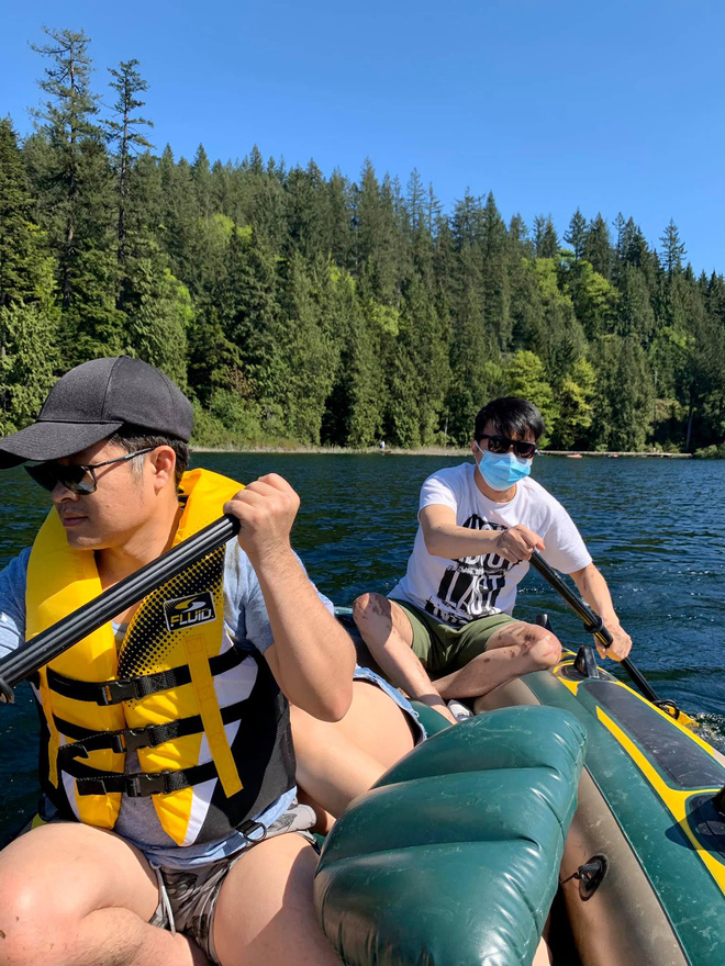 Sau nhiều cuộc phẫu thuật và thời gian điều trị, sức khoẻ anh Nghiêm đã cải thiện nhiều nhưng trên cơ thể vẫn còn những vết sẹo chằng chịt do a-xít gây ra