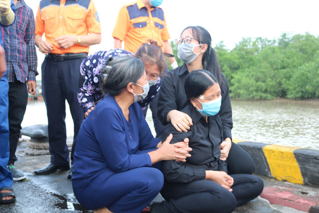 Người thân khóc ngất khi đón nhận thi thể thuyền viên xấu số