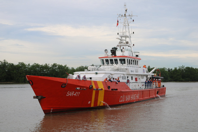 Tàu cứu hộ đưa thi thể 4 thuyền viên vào bờ.