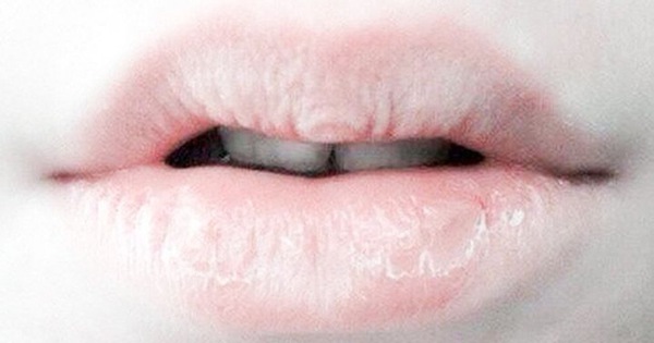 Môi chuyển sang màu trắng chứng tỏ thiếu máu
