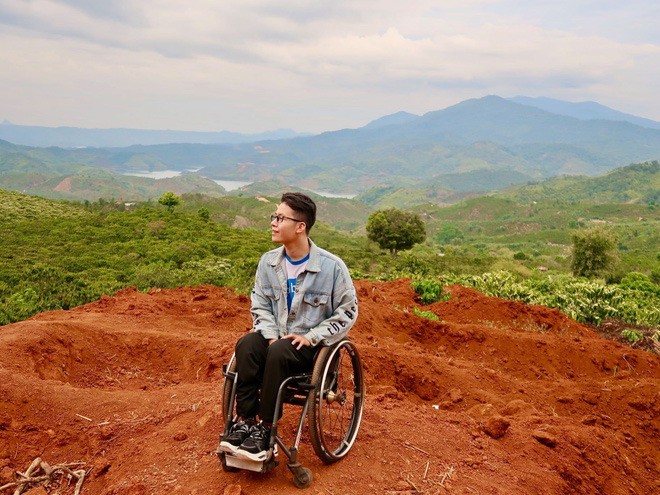 Không thể đi lại từ năm 20 tuổi, Minh làm bạn với chiếc xe lăn. 