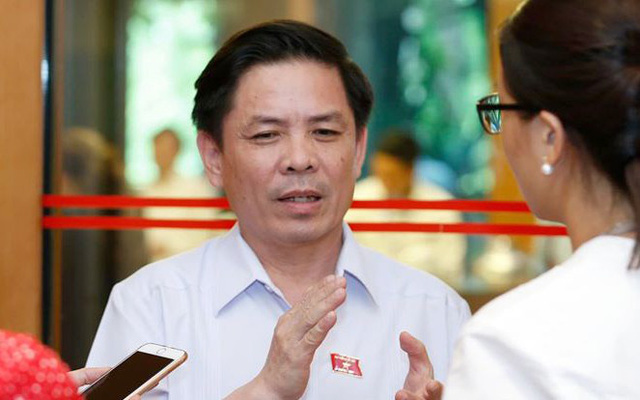 Bộ trưởng Nguyễn Văn Thể trả lời phóng viên bên hành lang Quốc hội.