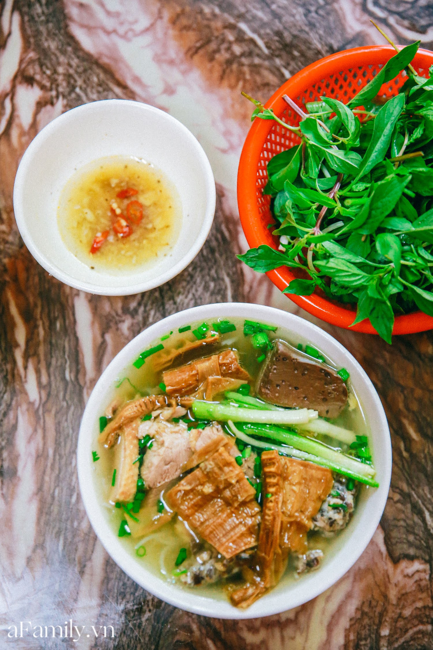 Bát bún nhà chị Nhàn được trau chuốt từng chút một nên lúc nào cũng ngon trọn vẹn lắm.