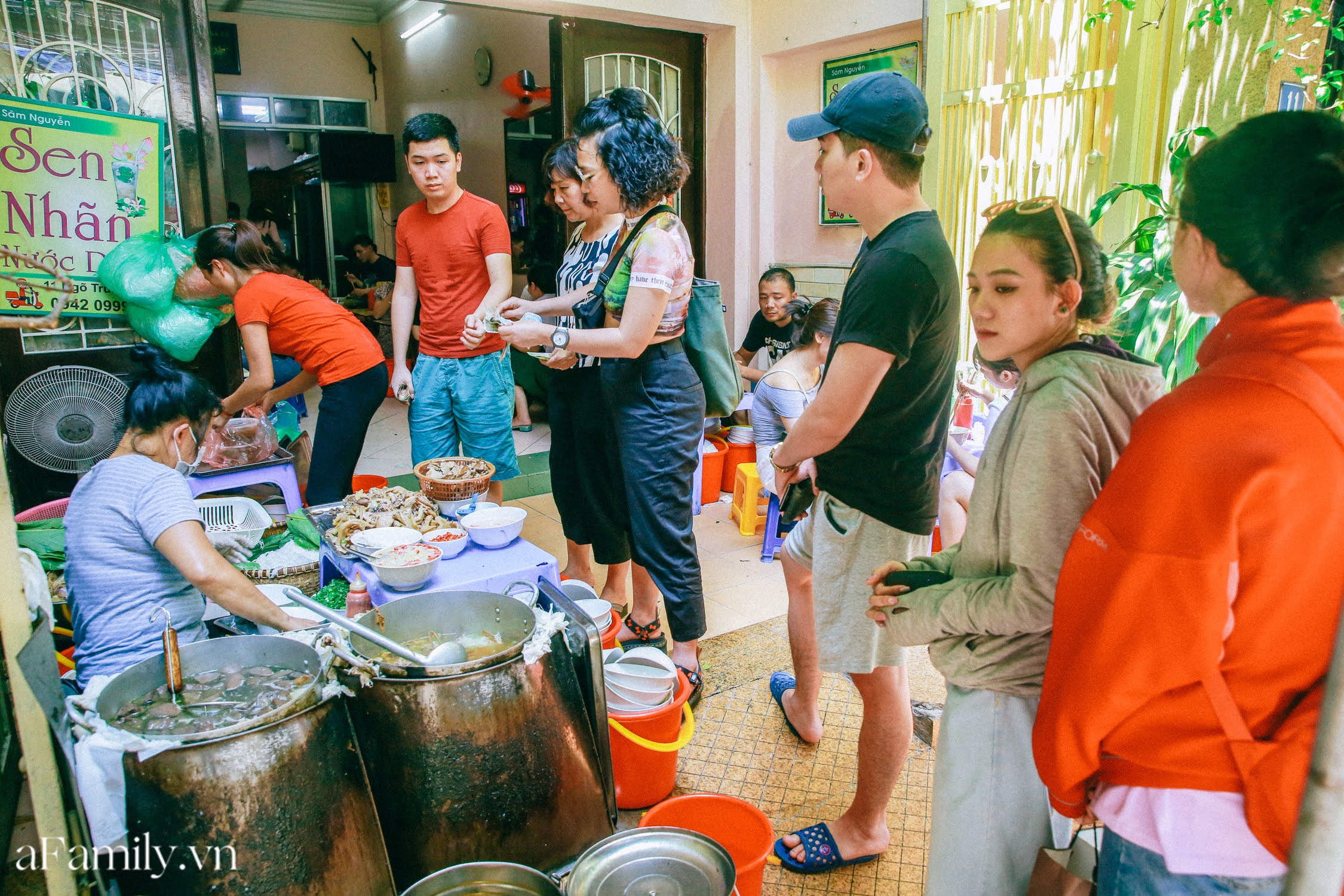 Hóa ra, chị Nhàn không phải dân gốc phố cổ, chị chỉ lấy chồng về đây thôi.