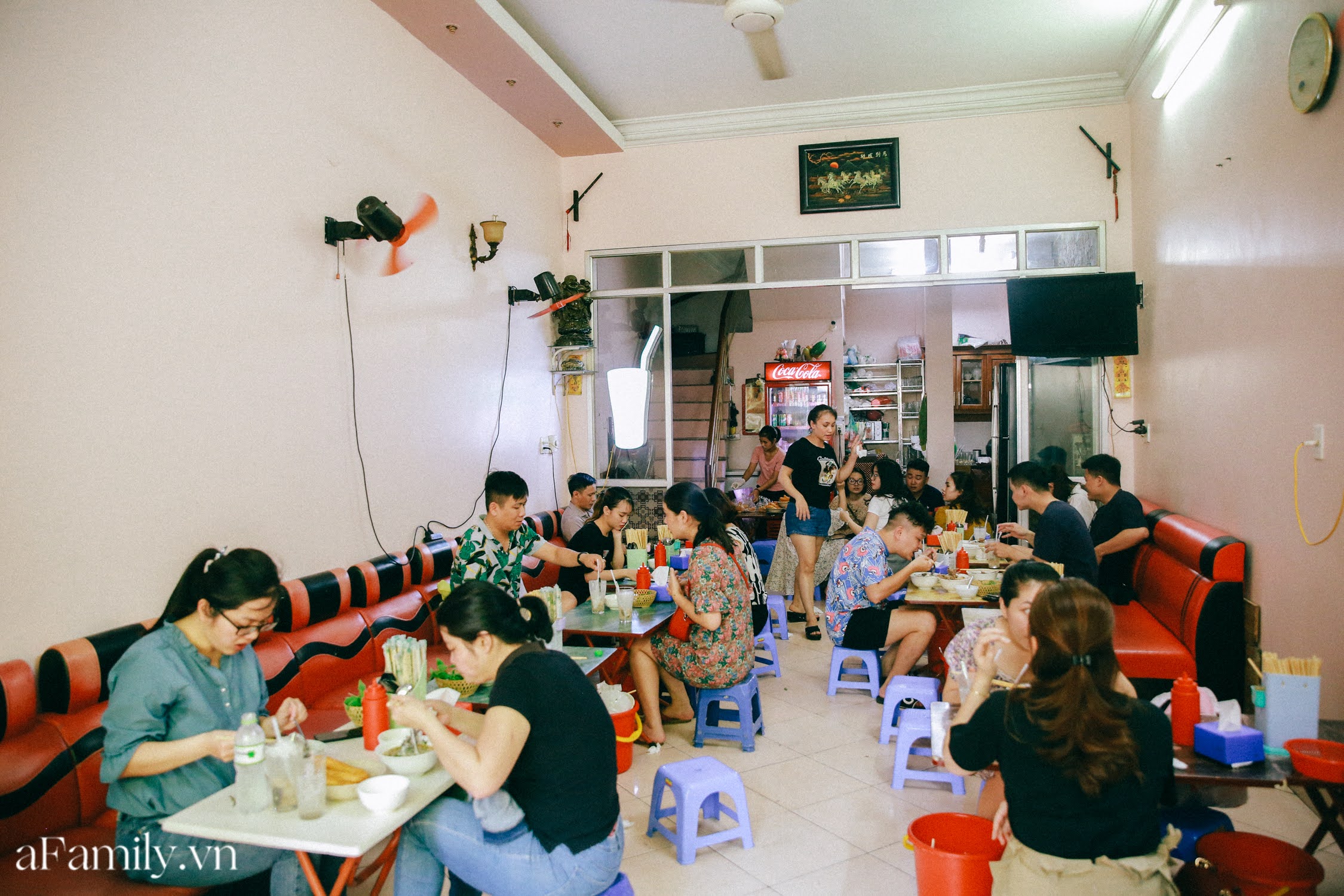 Khách có những người ở xa đến vì tò mò nhưng cũng có những người ăn nhà chị lâu năm rồi.