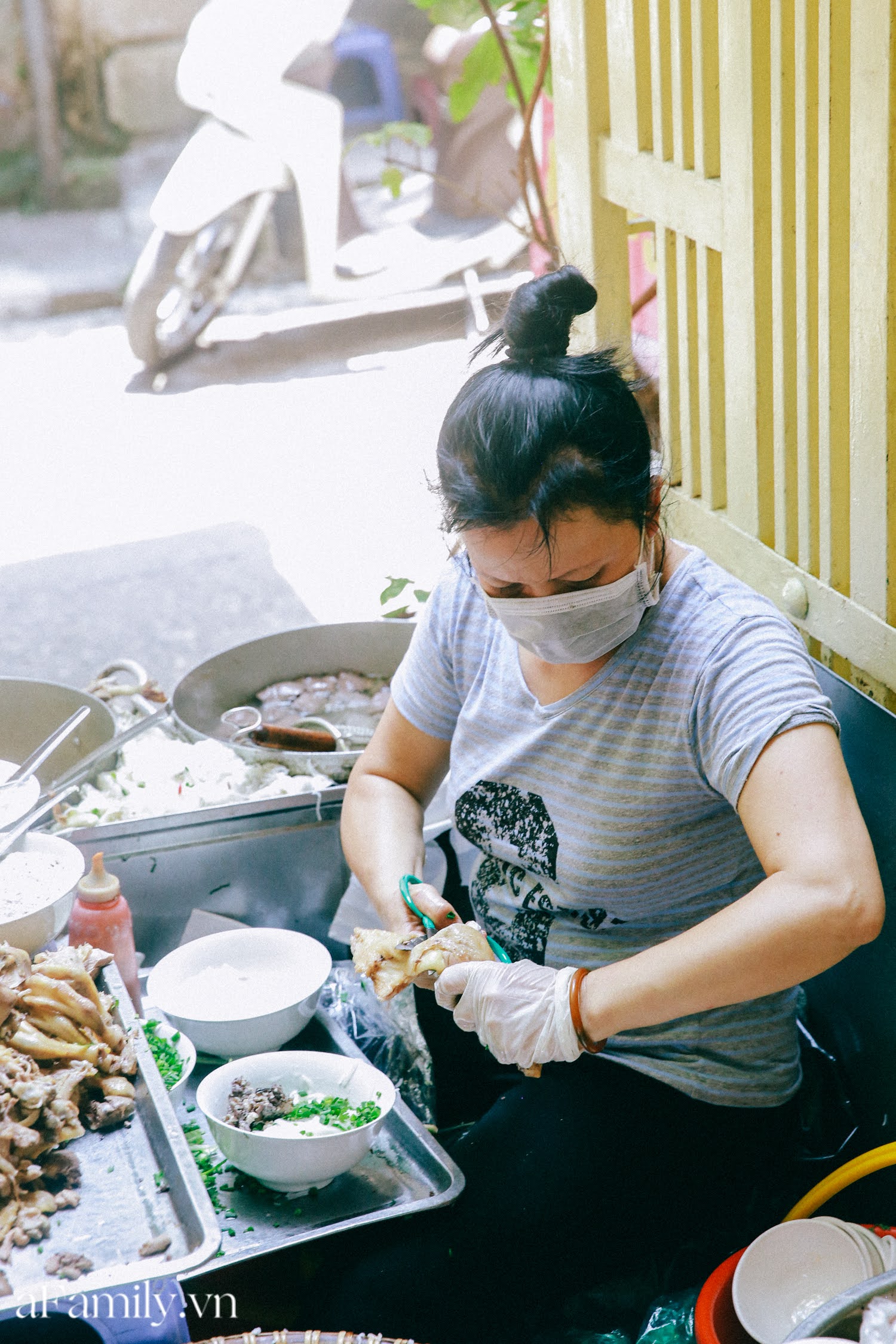 Từ lúc mở hàng đến khi hết hàng, không lúc nào chị Nhàn ngơi chân tay.