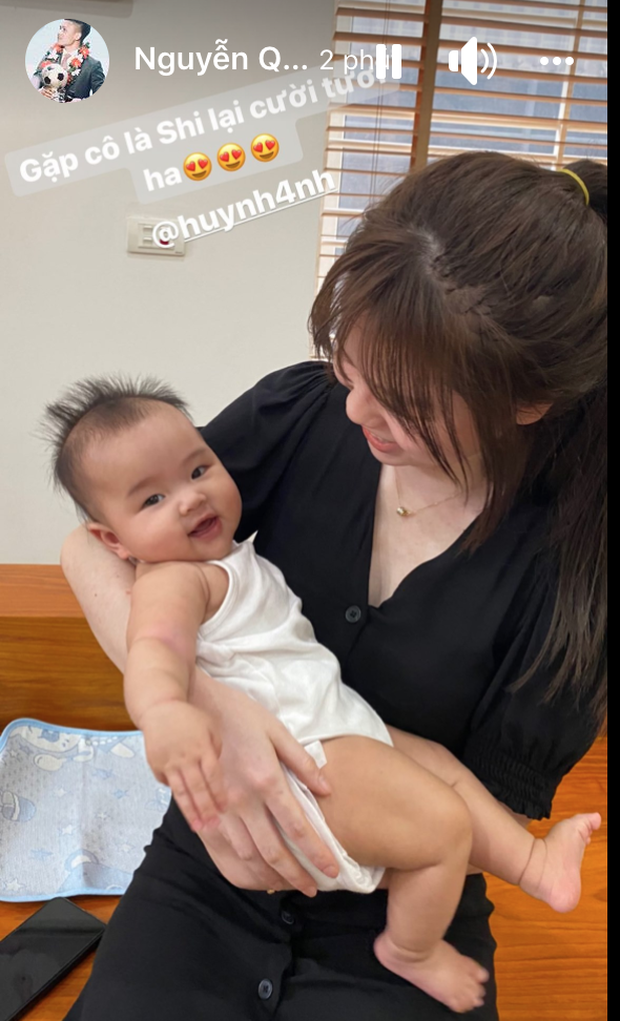 Huỳnh Anh chơi đùa cùng cháu ruột của Quang Hải.