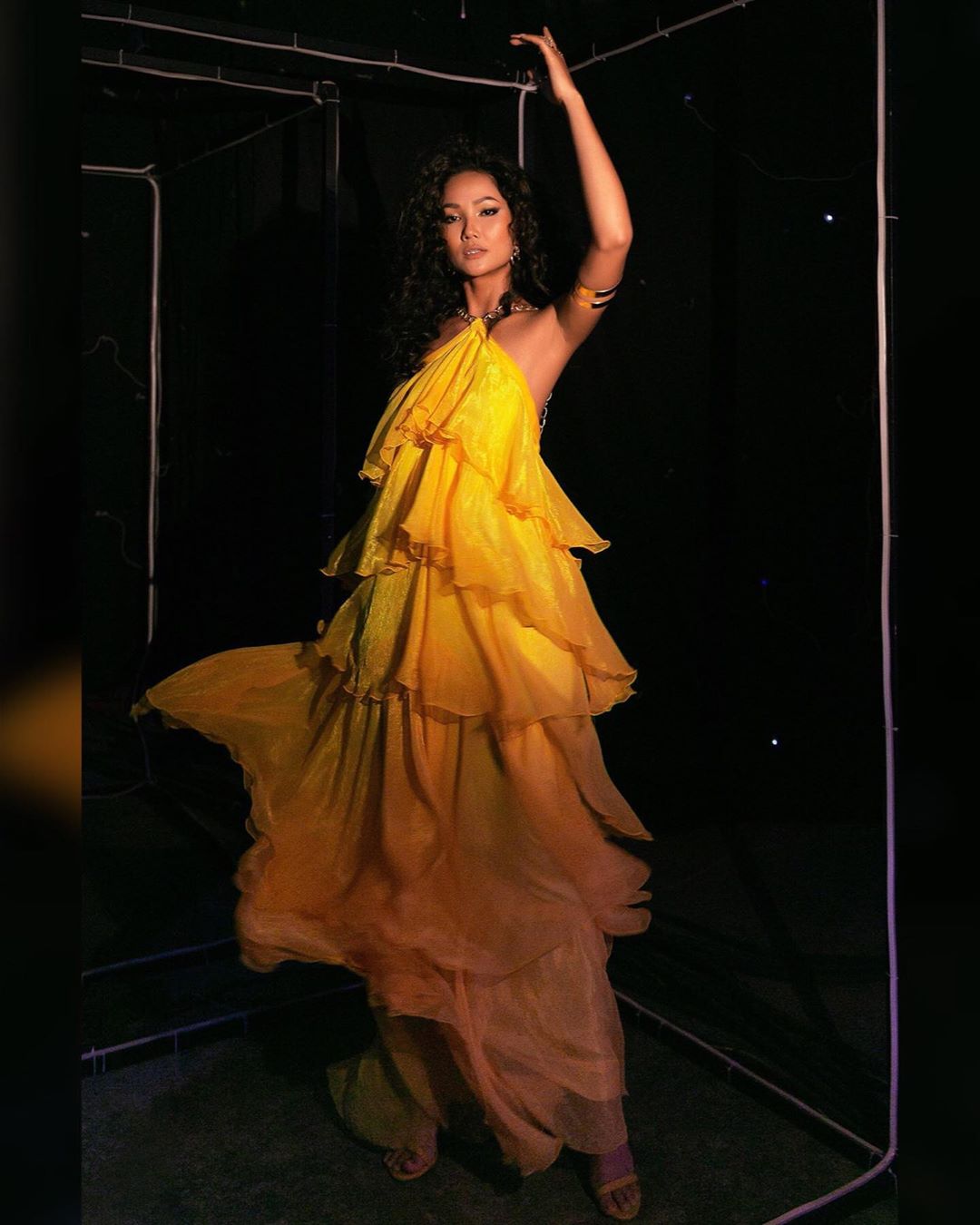 Loạt ảnh gợi cảm mà H'Hen Niê vừa đăng tải trên trang cá nhân. Cô vẫn tỏ ra vui vẻ như không có chuyện gì.