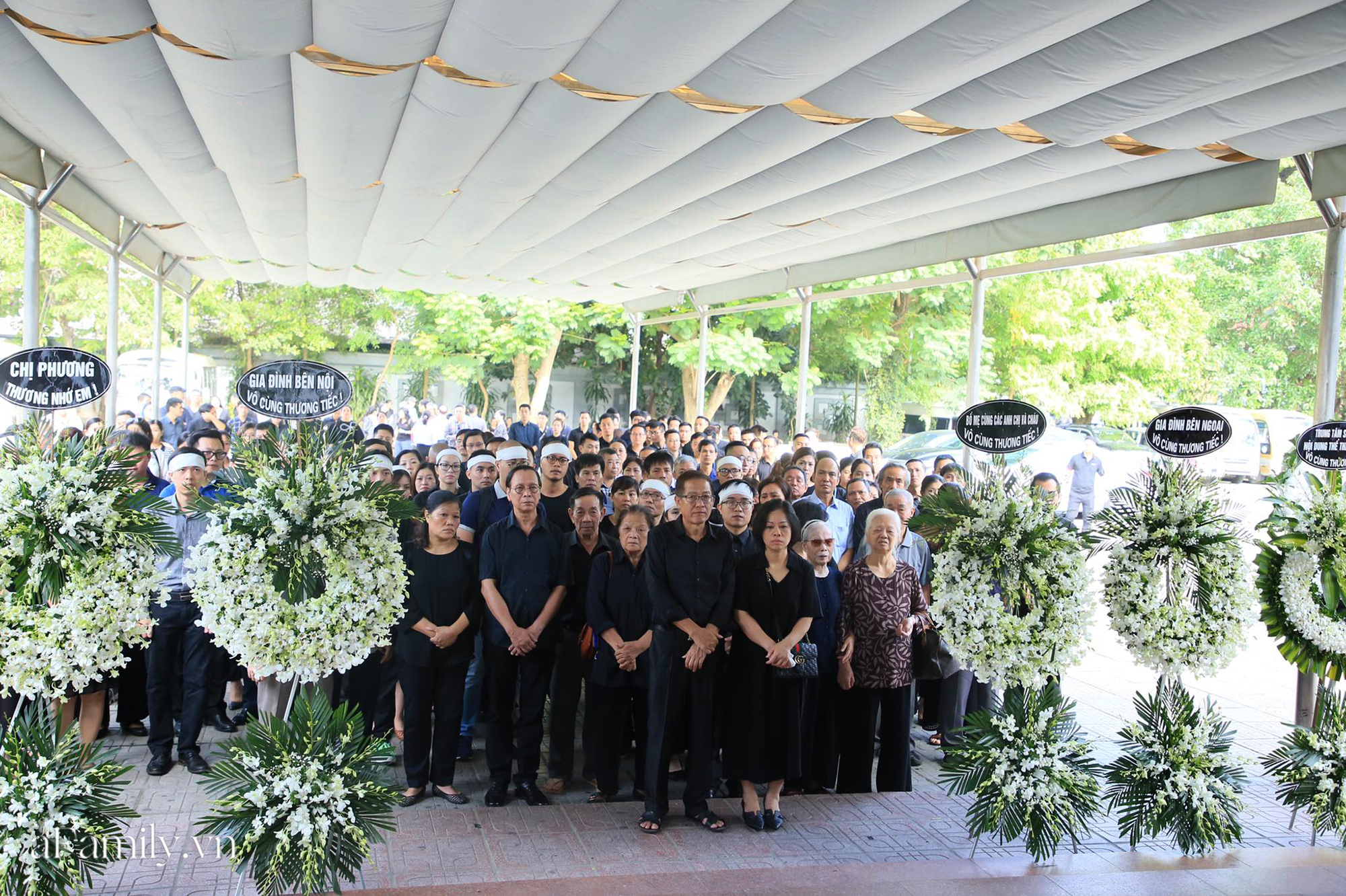 Dòng người có mặt tại tang lễ của Diệu Linh rất đông và mong được vào nhìn mặt cô gái trẻ lần cuối.