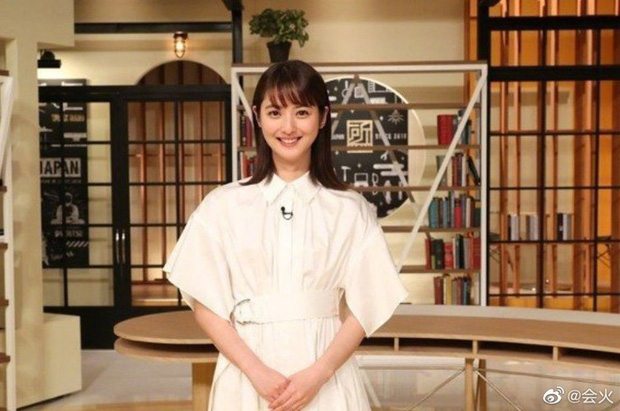 Hình ảnh gây xôn xao mạng xã hội Nhật - Trung ngày hôm nay. Nozomi bất ngờ xuất hiện giữa loạt bê bối của chồng với gương mặt tươi tắn, thần thái rạng rỡ