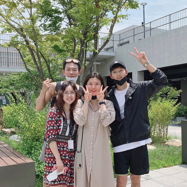 Song Joong Ki vô cùng tươi tắn, vui vẻ giữa lùm xùm tình ái. Anh cùng tài tử cùng công ty đạp xe thư giãn, không màng đến ồn ào xung quanh