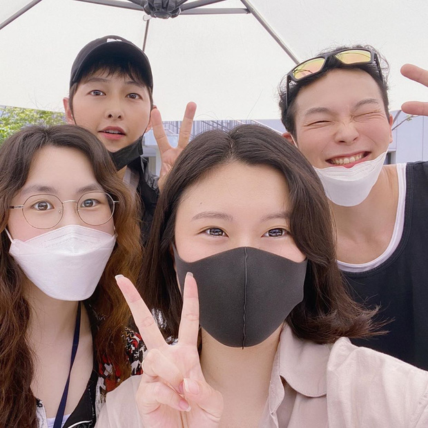 Song Joong Ki rất thân thiện khi gặp fan, còn tiết lộ thông tin thú vị cho 2 bạn fan này