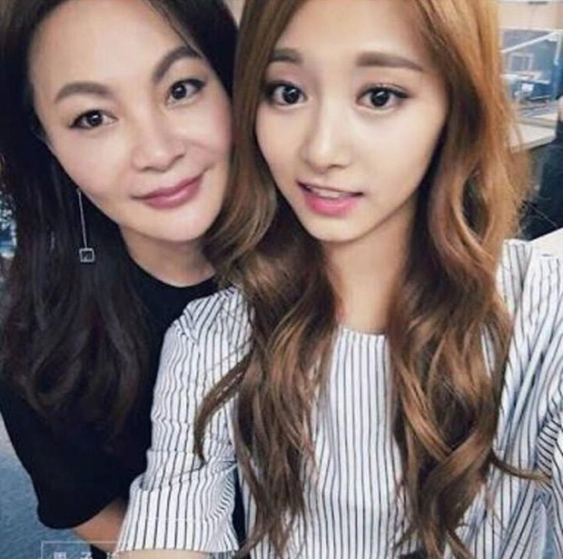 Tzuyu và mẹ.