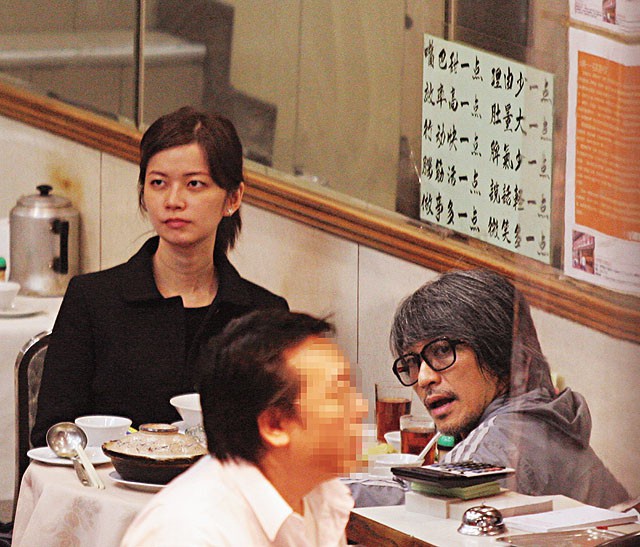 Châu Tinh Trì và Vu Văn Phượng bị bắt gặp hẹn hò nhiều lần nhưng vua hài Hong Kong không thừa nhận mối quan hệ.