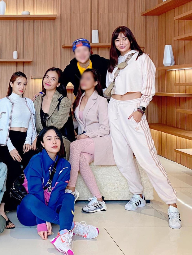 Lâu lắm rồi, khán giả mới có dịp được thấy hội bạn thân toàn các bóng hồng Vbiz tụ họp đông vui đến vậy.Lâu lắm rồi, khán giả mới có dịp được thấy hội bạn thân toàn các bóng hồng Vbiz tụ họp đông vui đến vậy.