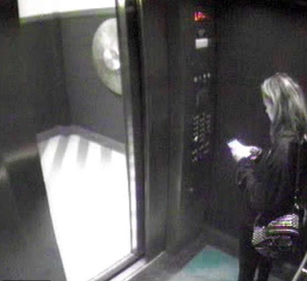 Hình ảnh cô gái trong thang máy đi lên căn hộ của Johnny Depp ghi lại được cho là siêu mẫu Cara Delevingne.