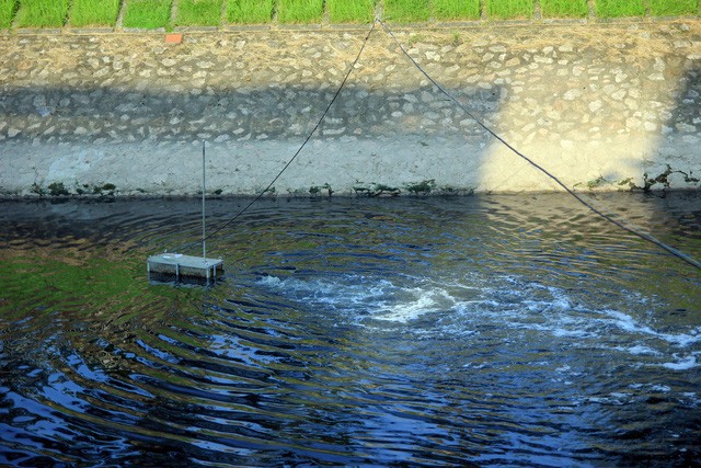 Một góc sông Tô Lịch (đoạn đầu đường Hoàng Quốc Việt, Cầu Giấy) được xử lý thí điểm bằng công nghệ Bio-Reactor Nhật Bản. Ảnh: Bảo Loan.