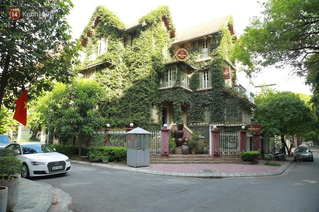 Nằm trong khu dân cư sầm uất và nhộn nhịp bậc nhất Hà Nội, căn biệt thự ở Trung Yên (quận Cầu Giấy, Hà Nội) nổi bật, thu hút sự chú ý của người đi đường bởi không khác gì một khu vườn sinh thái thu nhỏ.