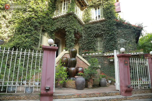 Các tiểu cảnh phía trước ngôi nhà được chủ nhà trang trí, bày biện khá đẹp mắt.