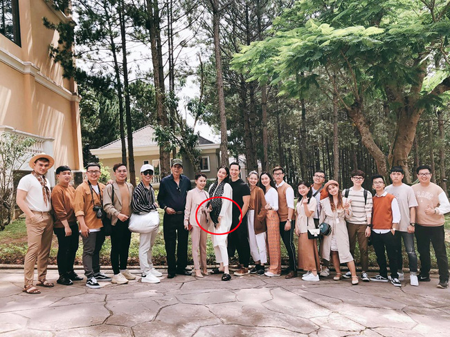 Hồ Ngọc Hà đứng e ấp bên cạnh bạn trai Kim Lý.