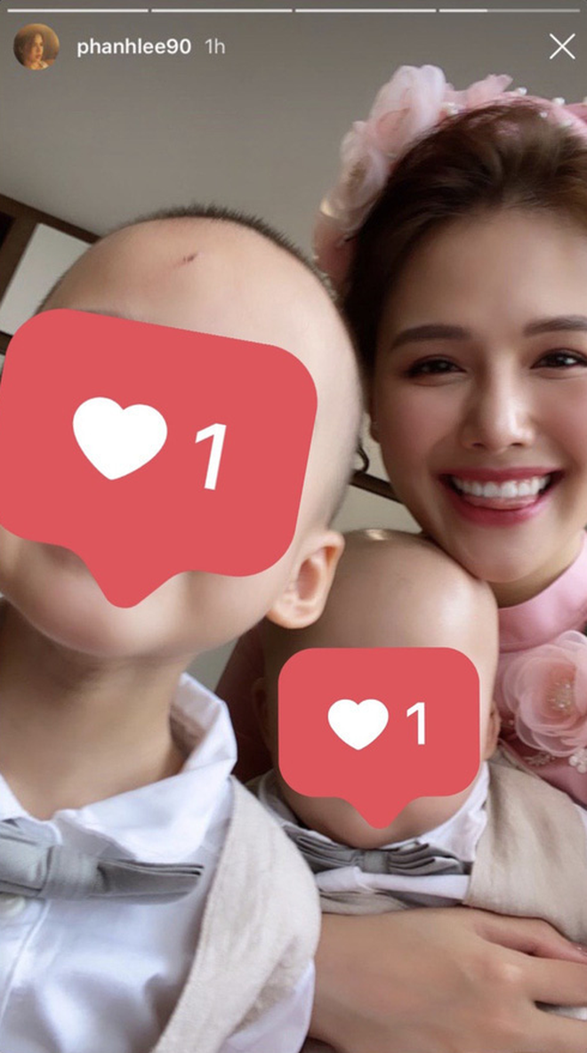 Trước đó, Phanh Lee cũng tự mình đăng ảnh mặc áo dài tuy nhiên không cho biết đó là lễ ăn hỏi của cô