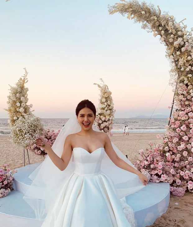 Phanh Lee hôm nay đã là cô dâu xinh đẹp và hạnh phúc, chỉ là bạn bè chia sẻ hình ảnh không chụp chung với chú rể mà thôi.