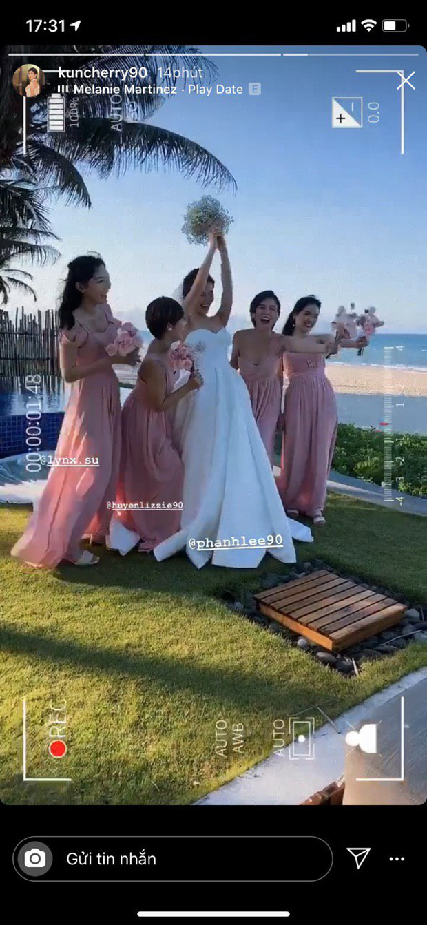 Linh Sugar (ngoài cùng bên trái) là một trong những phù dâu xinh đẹp của Phanh Lee.