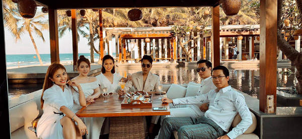 Nhóm bạn thân thiết đều bay vào Đà Nẵng mừng đám cưới Phương Anh.