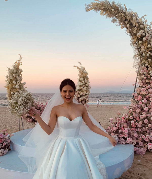 Phương Anh Lê xinh đẹp trong bộ váy cưới cúp ngực gợi cảm.