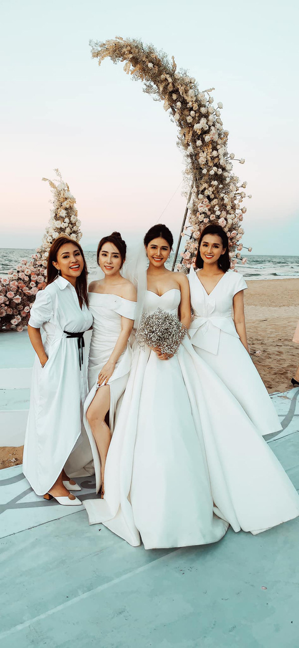 Cô hạnh phúc chụp hình cùng hội chị em.