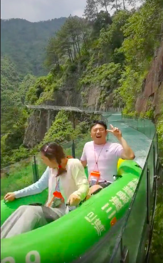 Nhiều người cho rằng với tốc độ lao đi khá nhanh cùng sức nước, những chiếc phao này có thể... bay ra cả bên ngoài trong trường hợp hi hữu. 