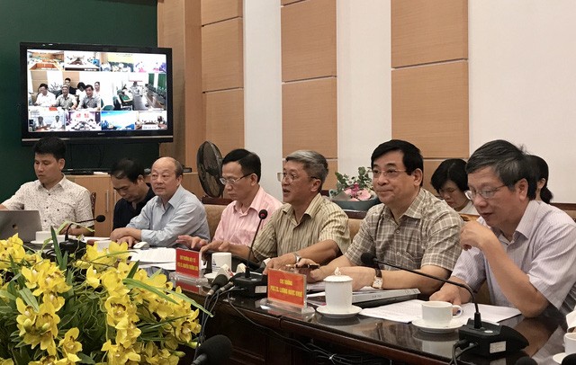 Thứ trưởng Bộ Y tế Nguyễn Trường Sơn tham gia buổi hội chẩn quốc gia lần thứ 5 về bệnh nhân 91. Ảnh: TB