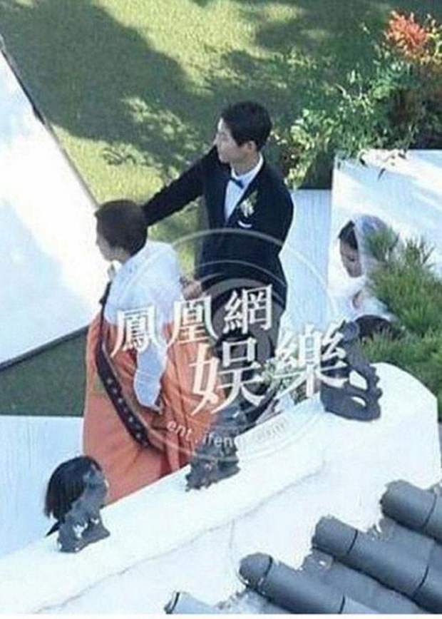 Hình ảnh hiếm hoi của mẹ ruột Song Hye Kyo (trang phục truyền thống màu cam) trong đám cưới con gái.