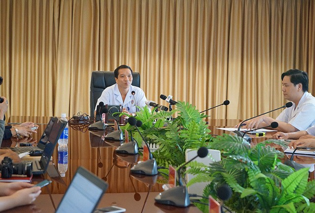 Đại tá, bác sĩ Trần Quốc Việt - Phó Giám đốc Bệnh viện 175 cung cấp thông tin về bệnh nhân mắc bạch hầu đang điều trị tại đơn vị. Ảnh: Kim Vân