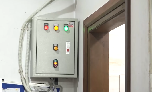 Theo chuyên gia, EVN phải và nên xem xét cho người dân cùng kiểm tra, kiểm soát khi tiến hành ghi số điện, để tránh những thắc mắc, bức xúc không đáng có trong người dân.