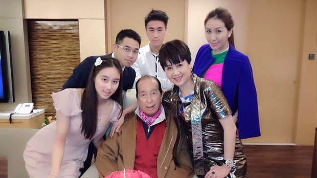 Hà Hồng Sân chụp cùng bà Tư Lương An Kỳ và 4 người con đã công khai trước đó của họ.