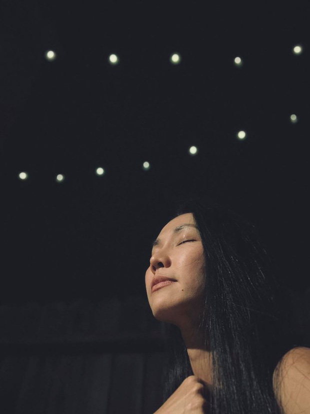 Kim Hiền đau xót trước sự ra đi của mẹ ruột, cô dành lời biết ơn với người thân và đặc biệt là chồng cũ đã thay mặt cô lo chu toàn cho tang lễ của mẹ.