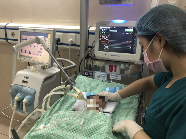 Hình ảnh bé Nguyễn Văn An những ngày cuối cùng được chăm sóc tích cực tại bệnh viện Đa khoa Xanh Pôn. Ảnh: Bảo Loan