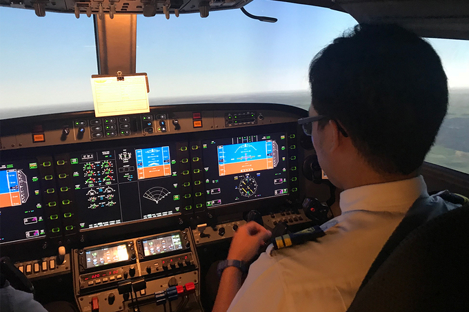 Phi công huấn luyện trong buồng lái mô phỏng của Vietnam Airlines. Ảnh: Anh Duy. 