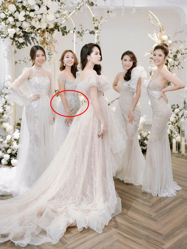 1 khoảnh khắc khác để lộ rõ vòng 2 lớn đáng chú ý của Vân Hugo khi diện váy cưới ôm sát.