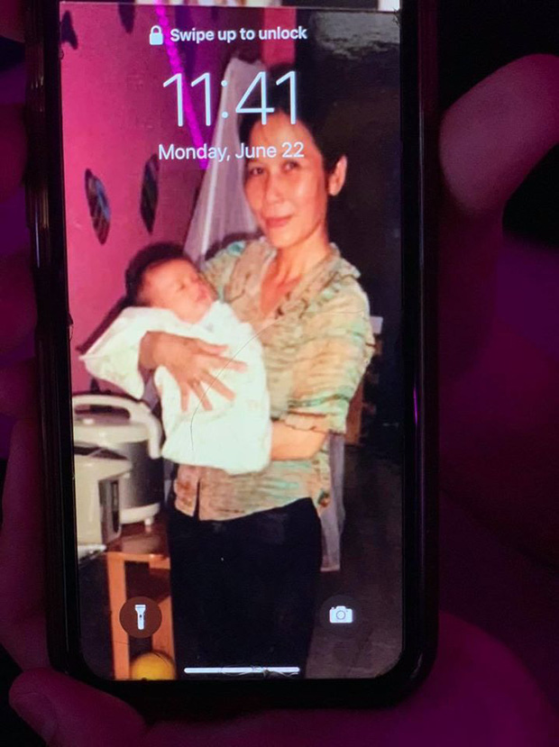 Con trai Kim Hiền tưởng nhớ bà ngoại bằng việc lấy hình ảnh được bà bế cách đây 15 năm làm ảnh nền điện thoại.