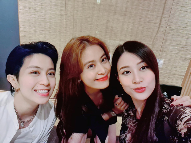 Đông Nhi khoe khoảnh khắc cực thân thiết bên hội bạn thân nhưng dân tình chỉ dán mắt vào Gil Lê và Hoàng Thùy Linh.