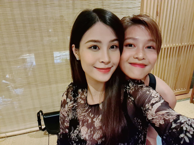 Dù đang ở tháng giữa thai kỳ, Đông Nhi vẫn giữ được nhan sắc xinh đẹp và thần sắc tươi tắn, rạng rỡ.