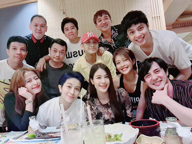 Trong mọi khung hình, cả hai đều ngồi kề cạnh nhau cực thân thiết.