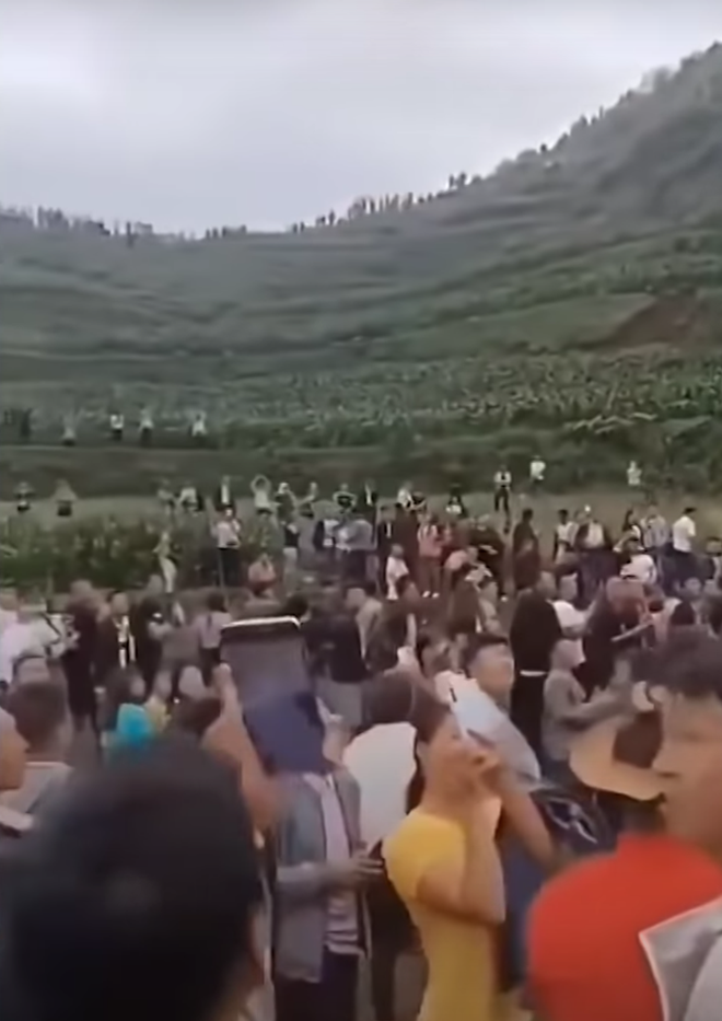 Người dân hiếu kì tập trung rất đông tại khu vực núi phát ra âm thanh lạ