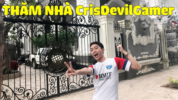 Cris Phan mặc đồng phục RMIT khoe biệt thự.