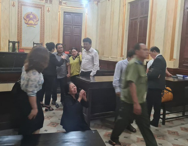 Người nhà bị đơn kêu khóc sau khi nghe phán quyết của Tòa án.