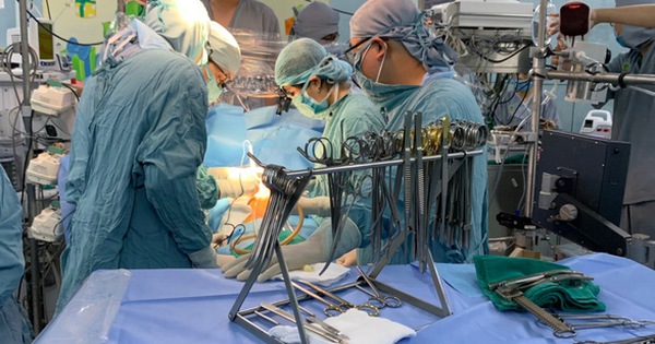 Các bác sĩ phẫu thuật khâu lại vết thủng tim cho bệnh nhi