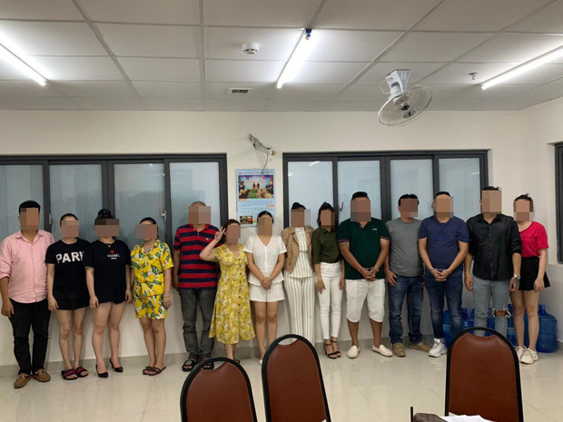 Khi công an làm việc lấy lời khai chụp hình với nhóm 