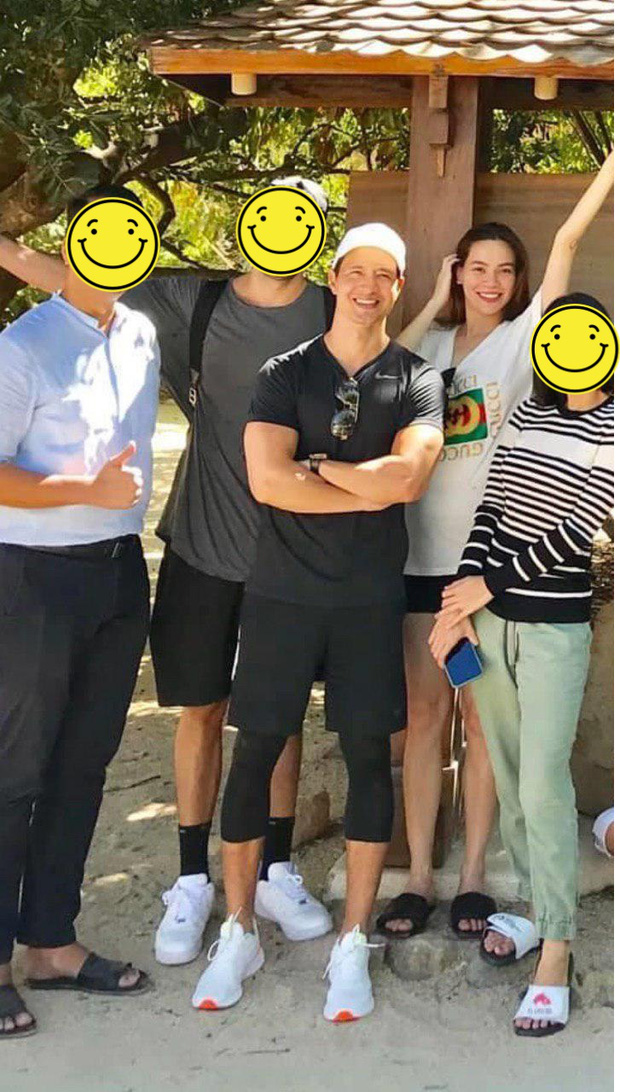 Hà Hồ mang dép thấp, để lộ bụng bầu to rõ trong tháng giữa thai kì